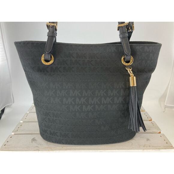 MICHAEL KORS, LARGE BLACK SIGNATURE CANVAS SHOULDER BAG - Picture 2 of 16